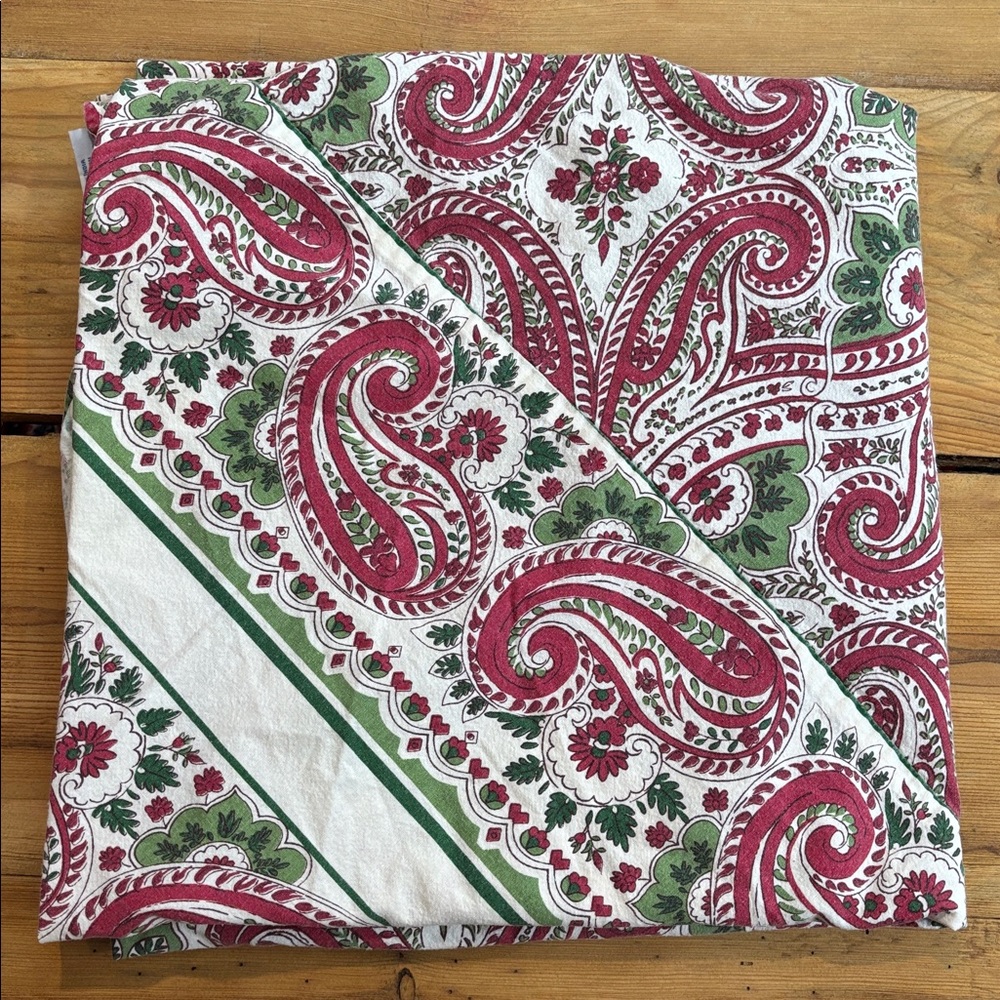 APRIL CORNELL Red/Green Paisley Printed Cotton Tablecloth 36" D or 37" x 39"